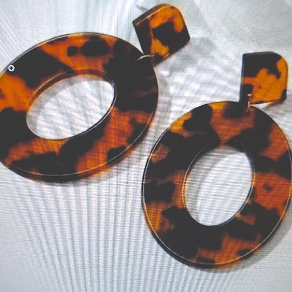 Free People Resin Drop Hoop Earrings Brown Black Tortoiseshell Pattern NEW - Picture 6 of 7